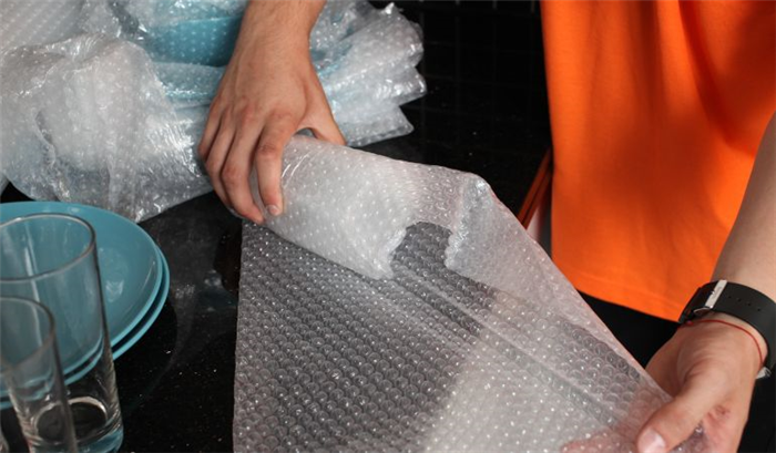 Использование пузырчатой пленки для упаковки стекла при переезде